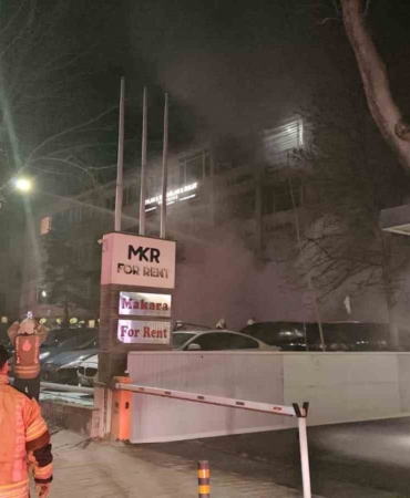 Beşiktaş’ta araç kiralama şirketinde çıkan yangında yaklaşık 100 milyon değerinde 15 araç alevlere teslim oldu