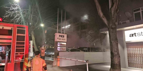 Beşiktaş’ta araç kiralama şirketinde çıkan yangında yaklaşık 100 milyon değerinde 15 araç alevlere teslim oldu