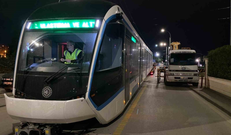 Yeni tramvayların sonuncusu raylara indirildi