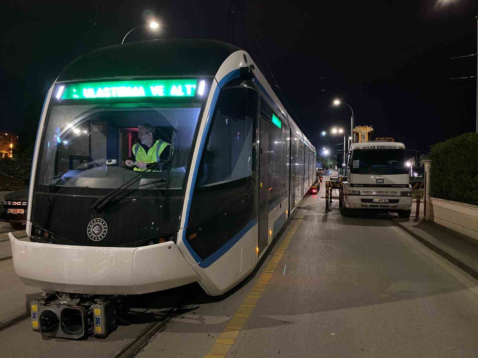 Yeni tramvayların sonuncusu raylara indirildi