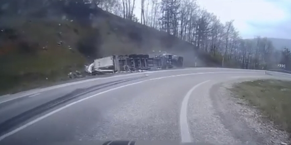 Virajı alamayan tır devrildi, sürücü yaralandı: Kaza anı kamerada