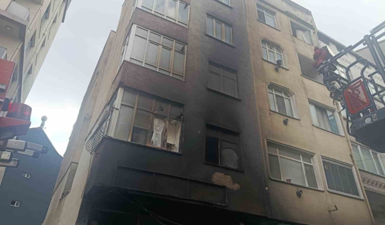 Gaziosmanpaşa’da hurdacıda yangın