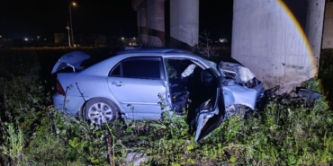 Kontrolden çıkan otomobil köprü ayağına çarparak durdu: 2 yaralı