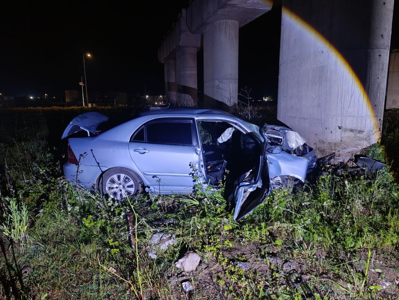 Kontrolden çıkan otomobil köprü ayağına çarparak durdu: 2 yaralı