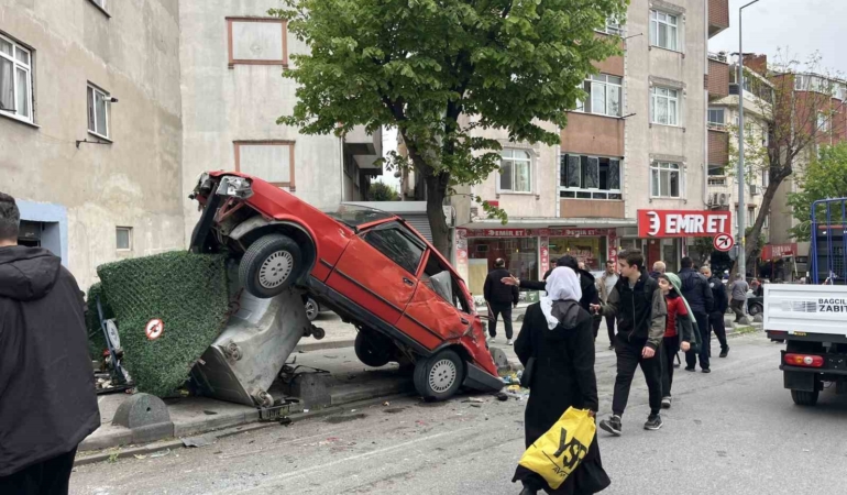 Bağcılar’da freni boşalan kamyon park halindeki 8 araca zarar verdi