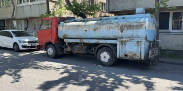 Park halindeki su tankerine çarpan scooter sürücüsü yaralandı