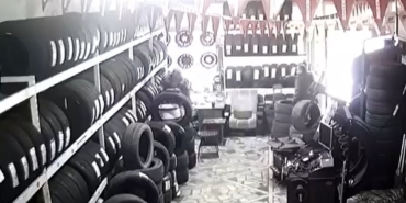 Bayrampaşa’da iş yerine düzenlenen silahlı saldırı kamerada