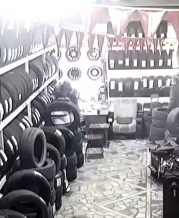 Bayrampaşa’da iş yerine düzenlenen silahlı saldırı kamerada