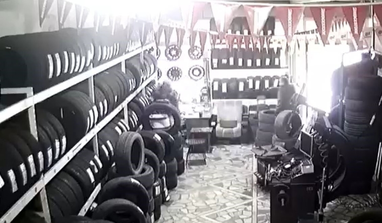 Bayrampaşa’da iş yerine düzenlenen silahlı saldırı kamerada