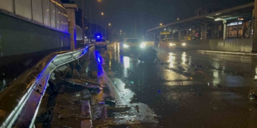 Kaza yaptı, motor yerinden çıktı: 1’i ağır 2 yaralı