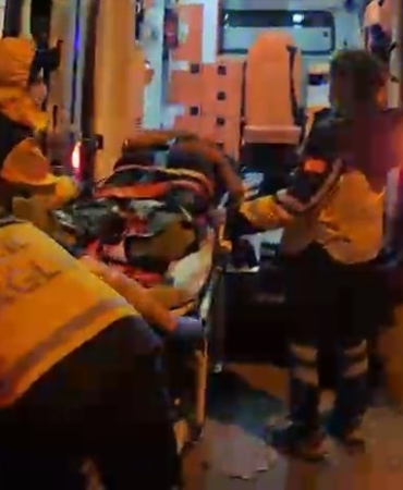 Merdivenlerden uçan motosiklet sürücüsü yaralandı