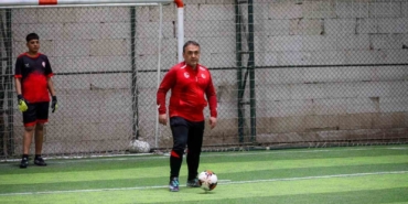 Böyle maç görülmedi, vali çocuklarla birlikte futbol oynadı
