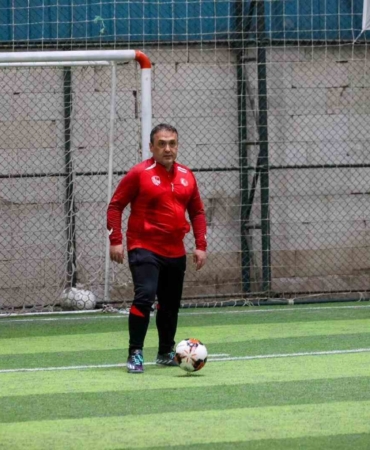 Böyle maç görülmedi, vali çocuklarla birlikte futbol oynadı