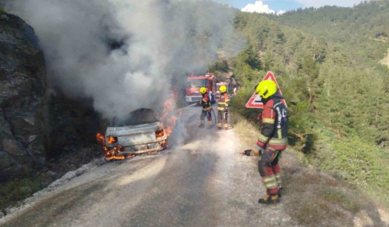 Dursunbey’de araç yangını ormana sıçradı