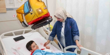 Hastanede tedavi gören çocuklarla sevindiren hediyeler