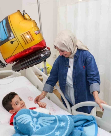 Hastanede tedavi gören çocuklarla sevindiren hediyeler