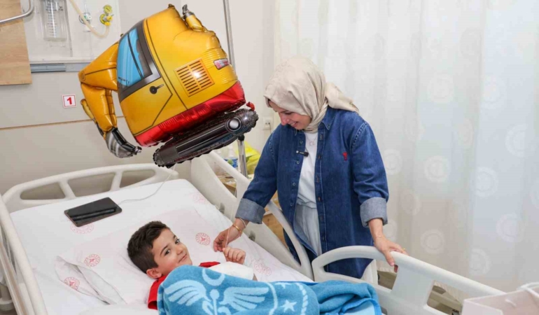 Hastanede tedavi gören çocuklarla sevindiren hediyeler