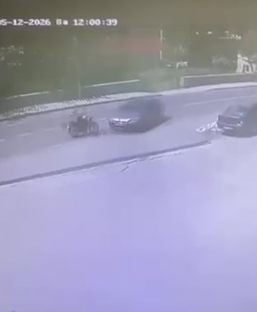 Otomobille çarpışan motosikletlinin kaza anı kameraya yansıdı