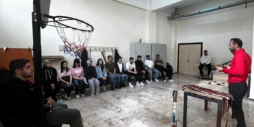 Üniversiteli gençler hem ok attı hem de tarih öğrendi