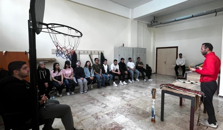 Üniversiteli gençler hem ok attı hem de tarih öğrendi