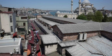 İstanbul’da 1 günlük tatili ve güneşli havayı fırsat bilenler Eminönü’ne akın etti