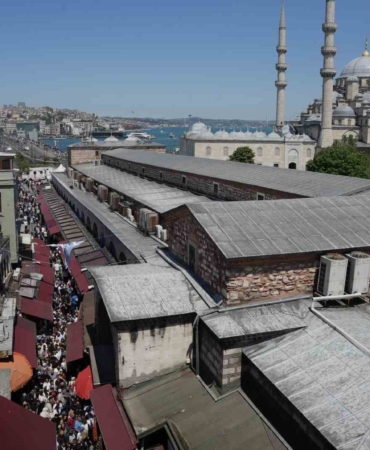 İstanbul’da 1 günlük tatili ve güneşli havayı fırsat bilenler Eminönü’ne akın etti