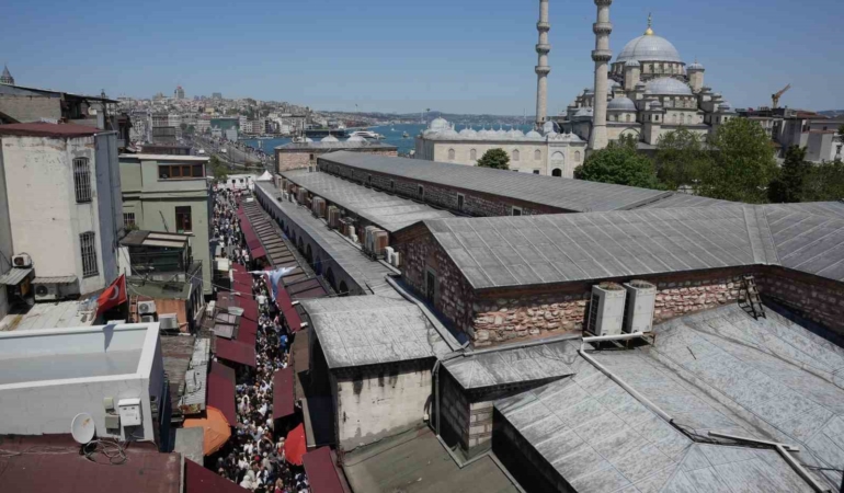 İstanbul’da 1 günlük tatili ve güneşli havayı fırsat bilenler Eminönü’ne akın etti