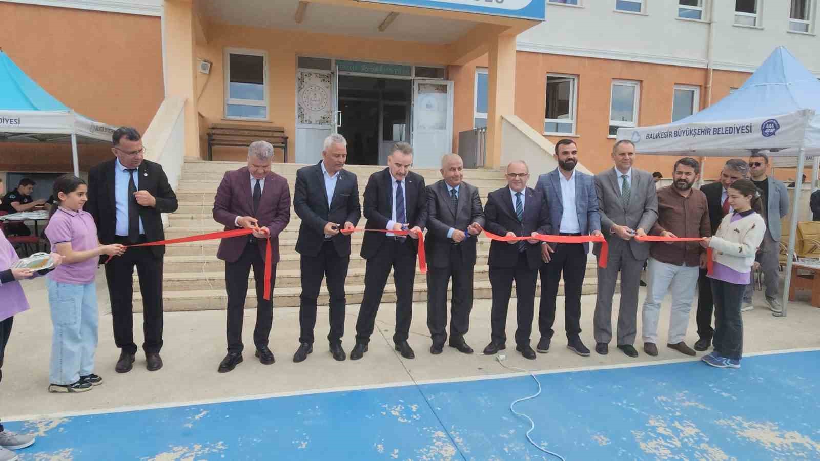 Edremit’te "Vakti Kuşanmak" sergisi açıldı