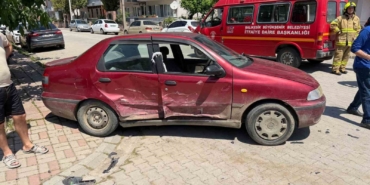 Araçta sıkışan 3 yaralıyı itfaiye kurtardı