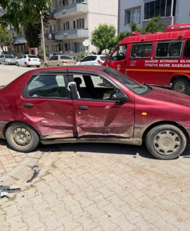Araçta sıkışan 3 yaralıyı itfaiye kurtardı