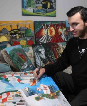Hayatını 3 engelli oğluna adadı: Şair, ressam ve tiyatrocu kardeşler