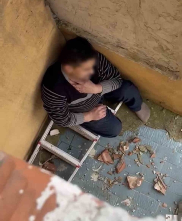 Çatıya saklanan firari, polisi izlerken yakalandı