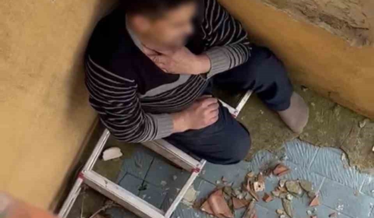 Çatıya saklanan firari, polisi izlerken yakalandı
