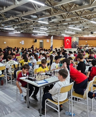 Gölcük’te 235 öğrencinin katıldığı satranç turnuvası başladı