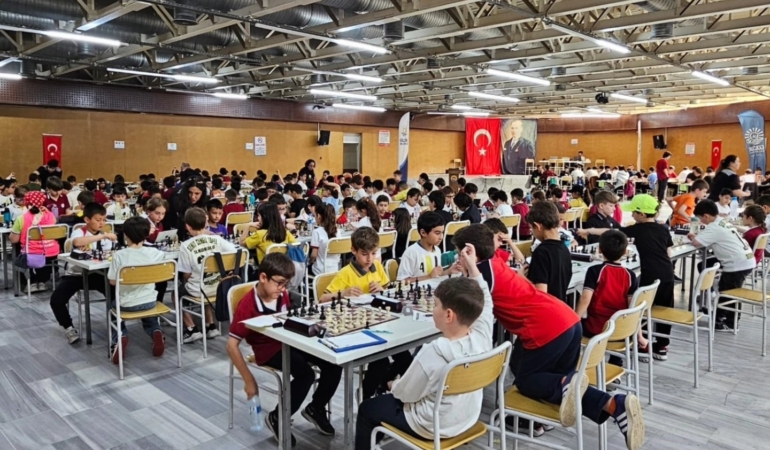 Gölcük’te 235 öğrencinin katıldığı satranç turnuvası başladı