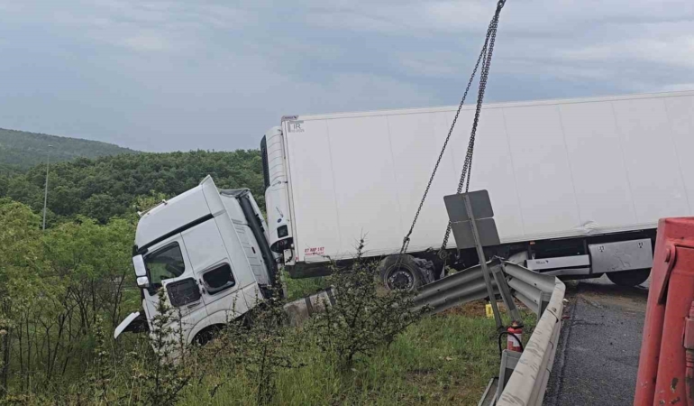 Kuzey Marmara’da otomobilin çarptığı tır bariyerleri aşıp yoldan çıktı
