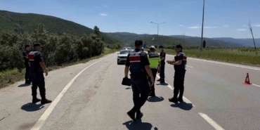 Jandarmadan durdurduğu sürücülere ceza yerine çikolata