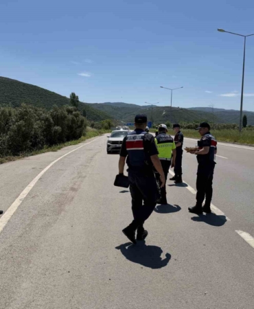 Jandarmadan durdurduğu sürücülere ceza yerine çikolata