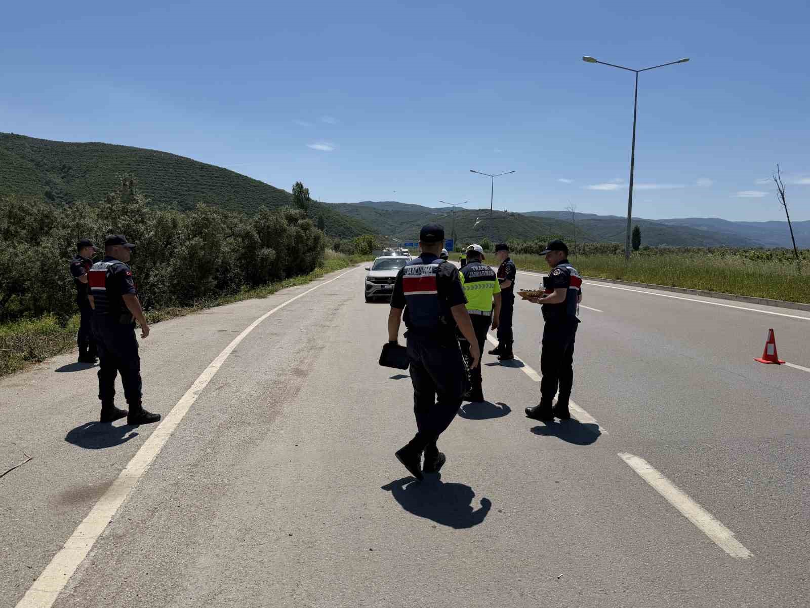 Jandarmadan durdurduğu sürücülere ceza yerine çikolata