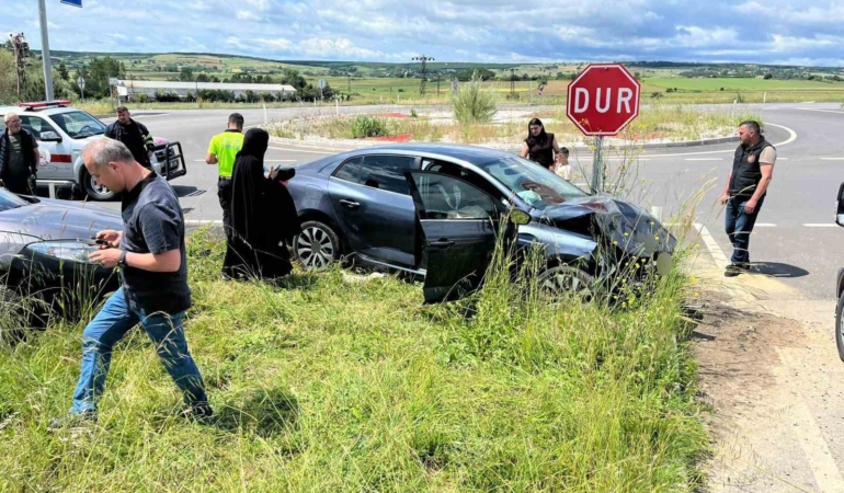 Kırklareli’nde iki otomobil çarpıştı: 6 yaralı