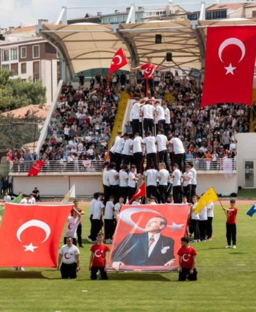 Kırklareli’nde 19 Mayıs coşkusu: Öğrencilerin akrobatik gösterilerine yoğun ilgi