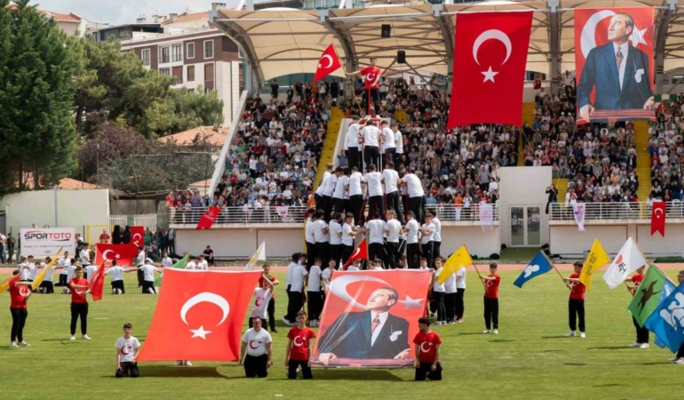 Kırklareli’nde 19 Mayıs coşkusu: Öğrencilerin akrobatik gösterilerine yoğun ilgi