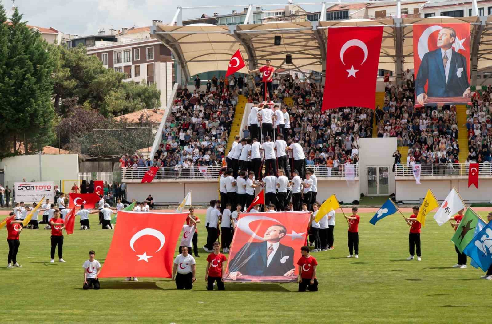 Kırklareli’nde 19 Mayıs coşkusu: Öğrencilerin akrobatik gösterilerine yoğun ilgi