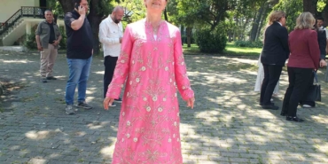 Burhaniyeli eğitmen eski zaman gelinliğini tanıttı