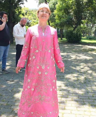 Burhaniyeli eğitmen eski zaman gelinliğini tanıttı