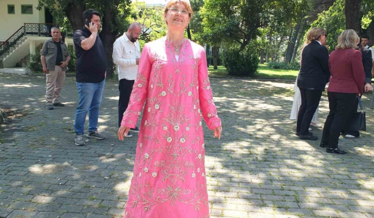 Burhaniyeli eğitmen eski zaman gelinliğini tanıttı