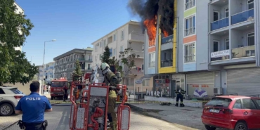 Çanakkale’de 4 katlı binada can pazarı: Alev ve dumanlar arasında kalan kadın sağ salim kurtarıldı
