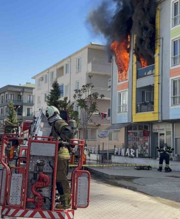 Çanakkale’de 4 katlı binada can pazarı: Alev ve dumanlar arasında kalan kadın sağ salim kurtarıldı