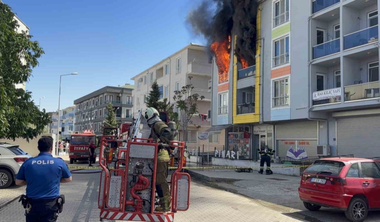 Çanakkale’de 4 katlı binada can pazarı: Alev ve dumanlar arasında kalan kadın sağ salim kurtarıldı