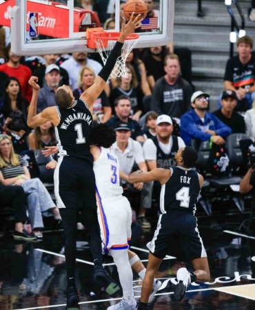 San Antonio Spurs, seriyi son maça taşıdı